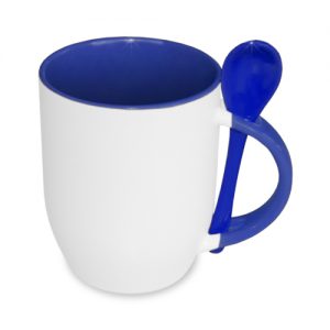 Baltas termosublimacinis puodelis mėlynu vidumi ir šaukšteliu baltame fone