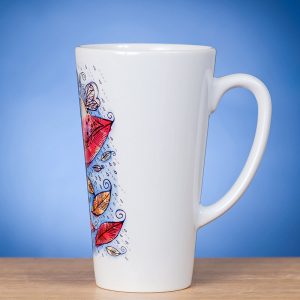 Didelis Latte puodelis ant stalo papuoštas originaliu piešiniu RUDUO